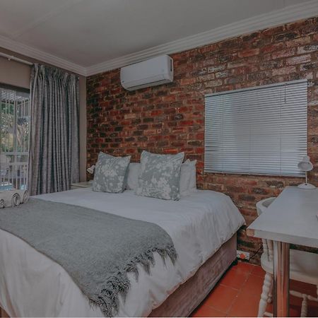 Cosy Cottages Guesthouse Potchefstroom Exteriör bild