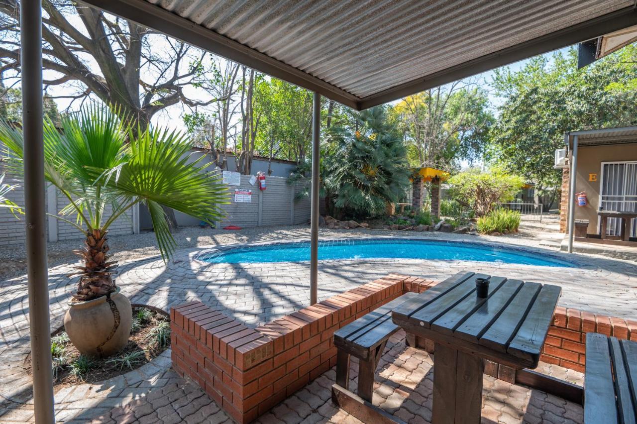 Cosy Cottages Guesthouse Potchefstroom Exteriör bild