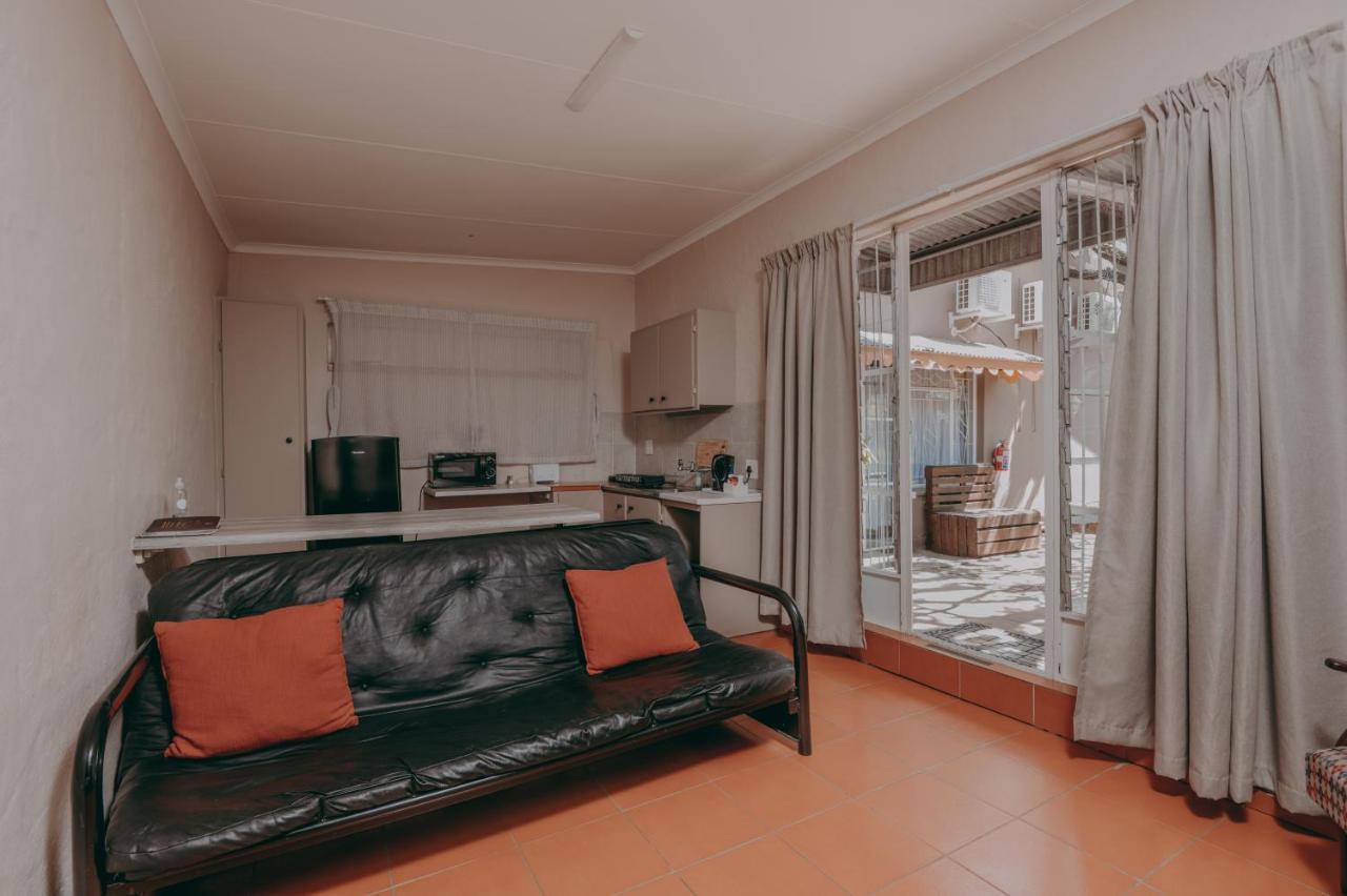 Cosy Cottages Guesthouse Potchefstroom Exteriör bild