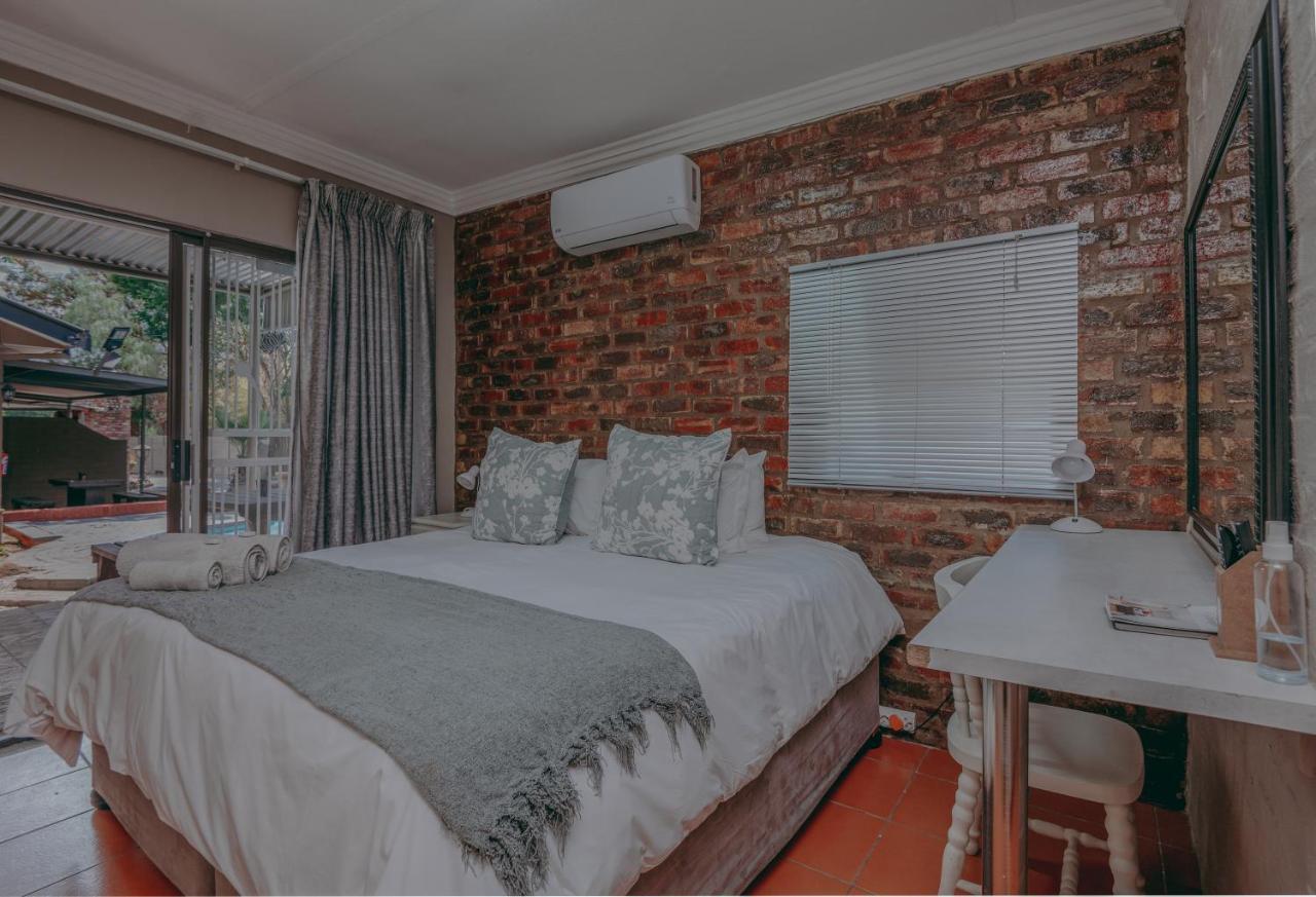 Cosy Cottages Guesthouse Potchefstroom Exteriör bild
